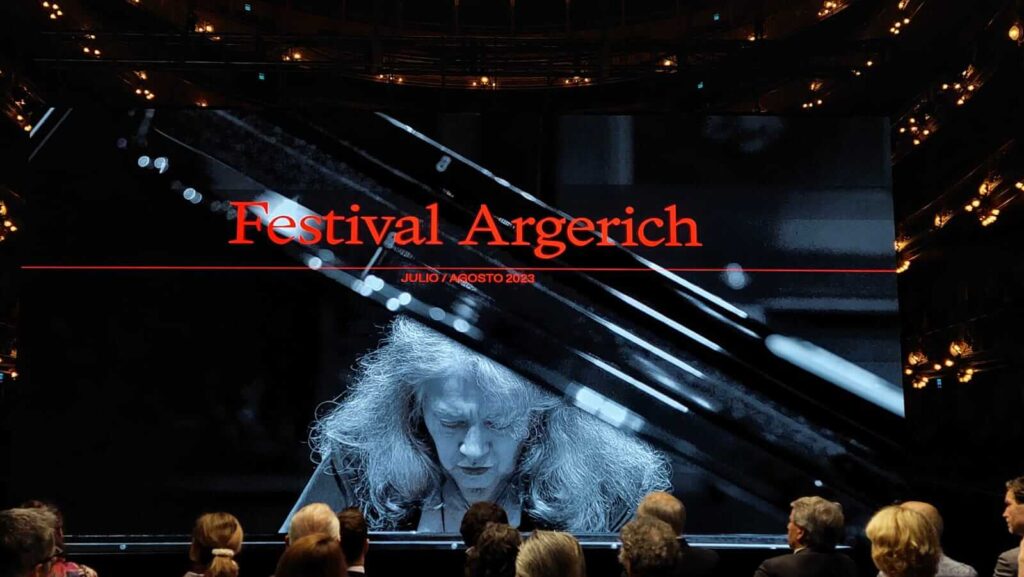 Afiche del festival argerich en la presentacion de temporada del teatro colón
