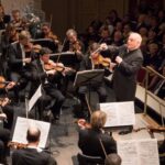 Daniel Barenboim dirigiendo la orquesta