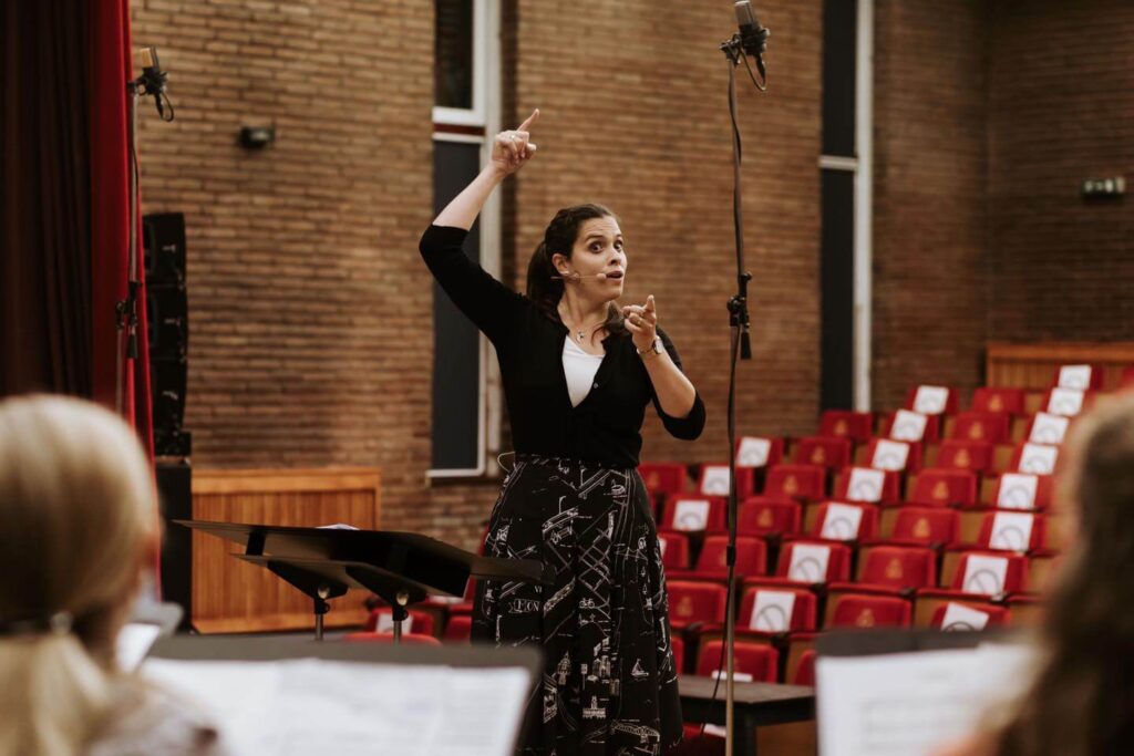 Mariana Rosas dirigiendo un coro