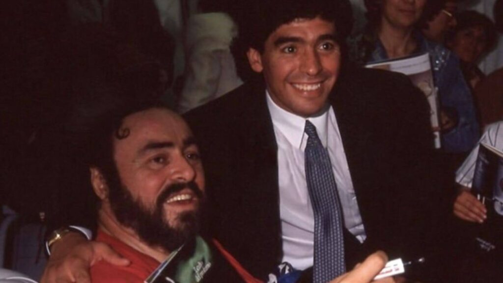 El tenor Luciano Pavarotti y el futbolista Diego Maradona abrazados