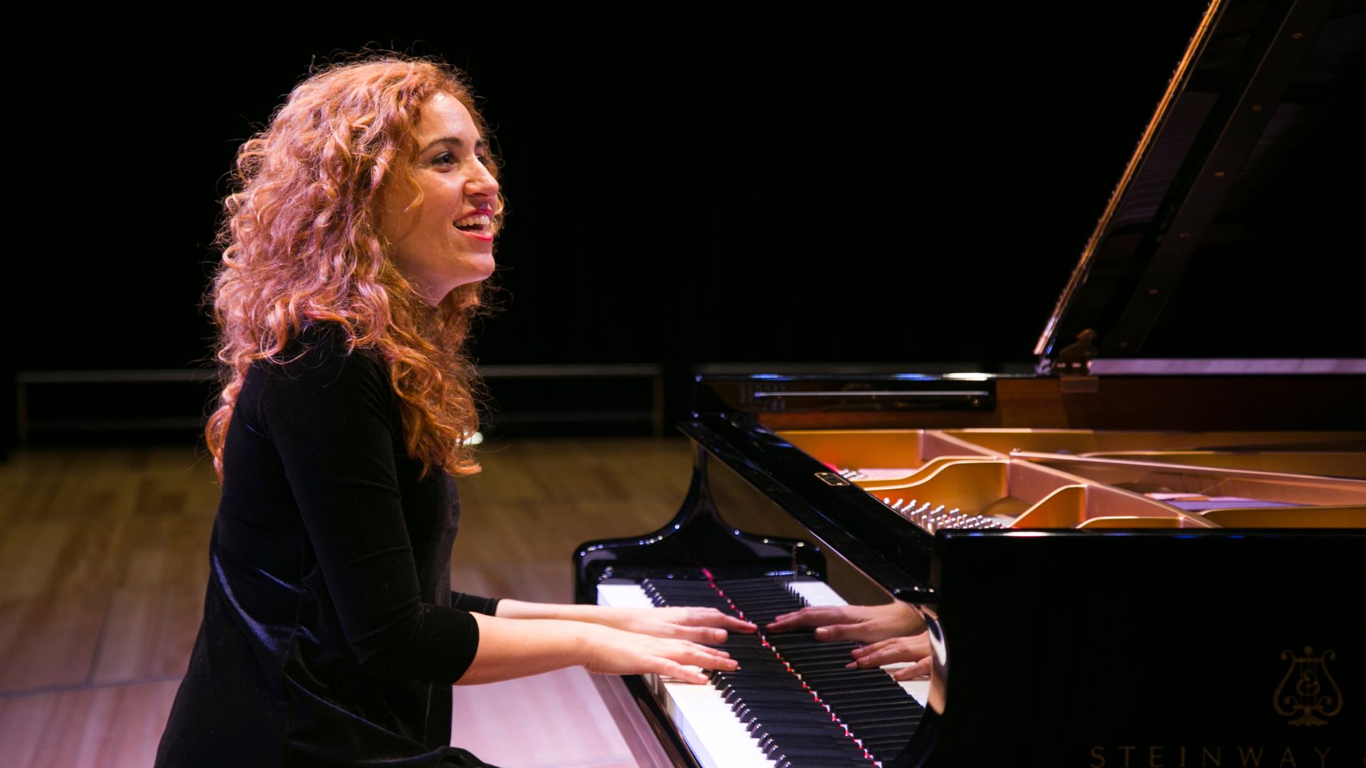 Lilia Salsano con el piano del CCK