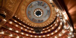 Imagen de Limpieza y mantenimiento de la espléndida Araña Principal del Teatro Colón