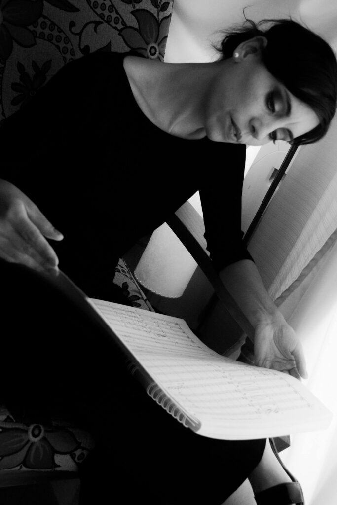 Compositora María Suárez con partitura
