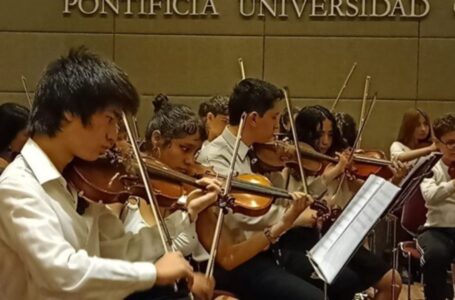 Músicos de la orquesta juvenil de caballito en concierto