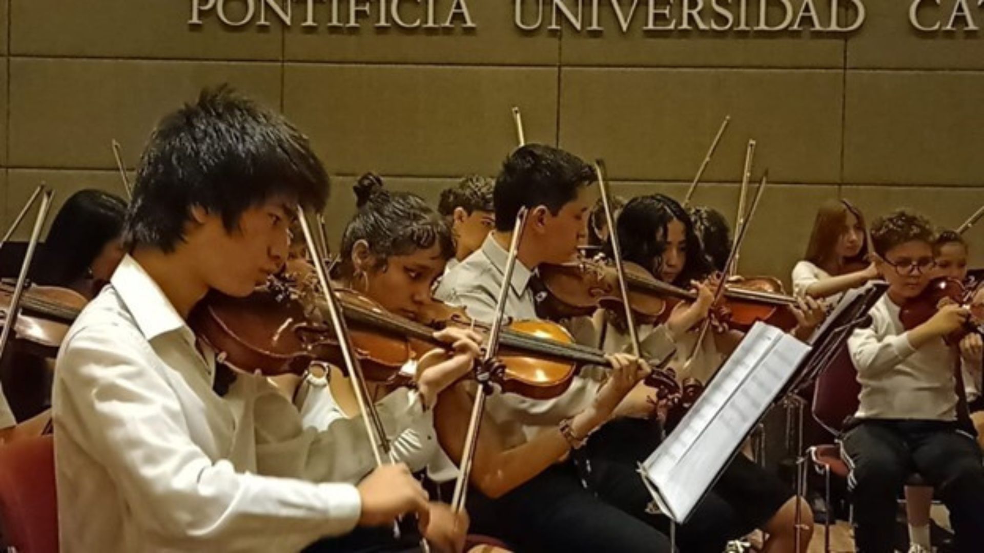 Músicos de la orquesta juvenil de caballito en concierto