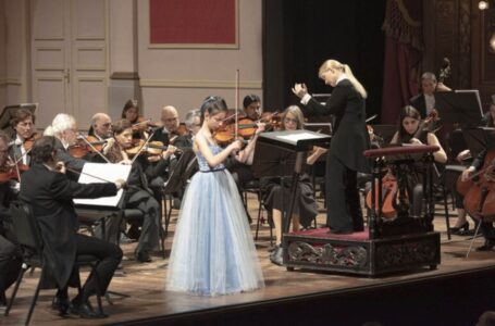 La violinista Pilar Policano con la Orquesta Filarmonica en el Teatro Colon