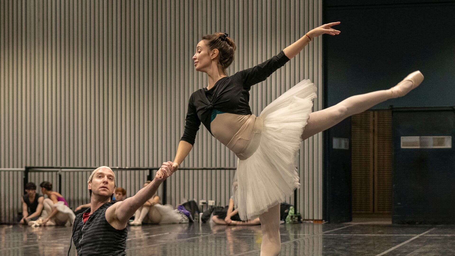 Suite en Blanc y Windgames, las dos piezas a cargo del Ballet del Teatro Colón