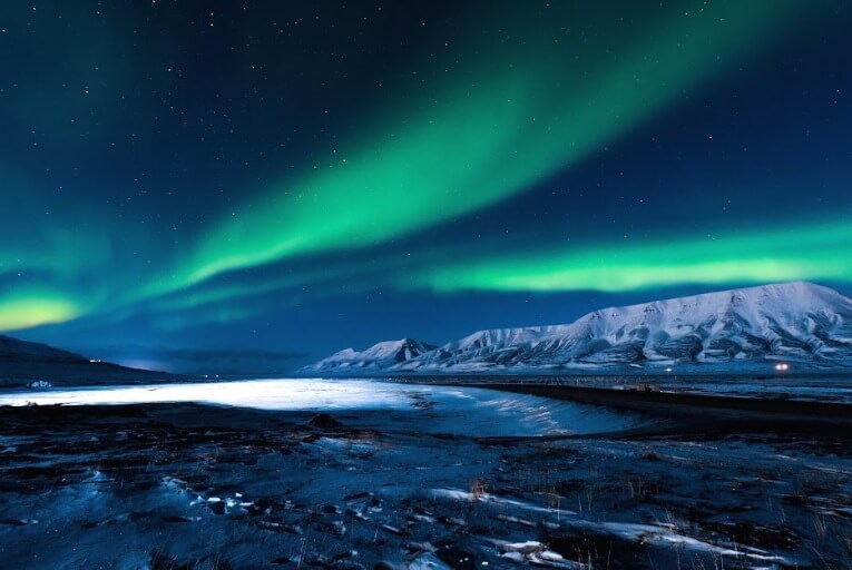 Aurora boreal en las montañas del Ártico