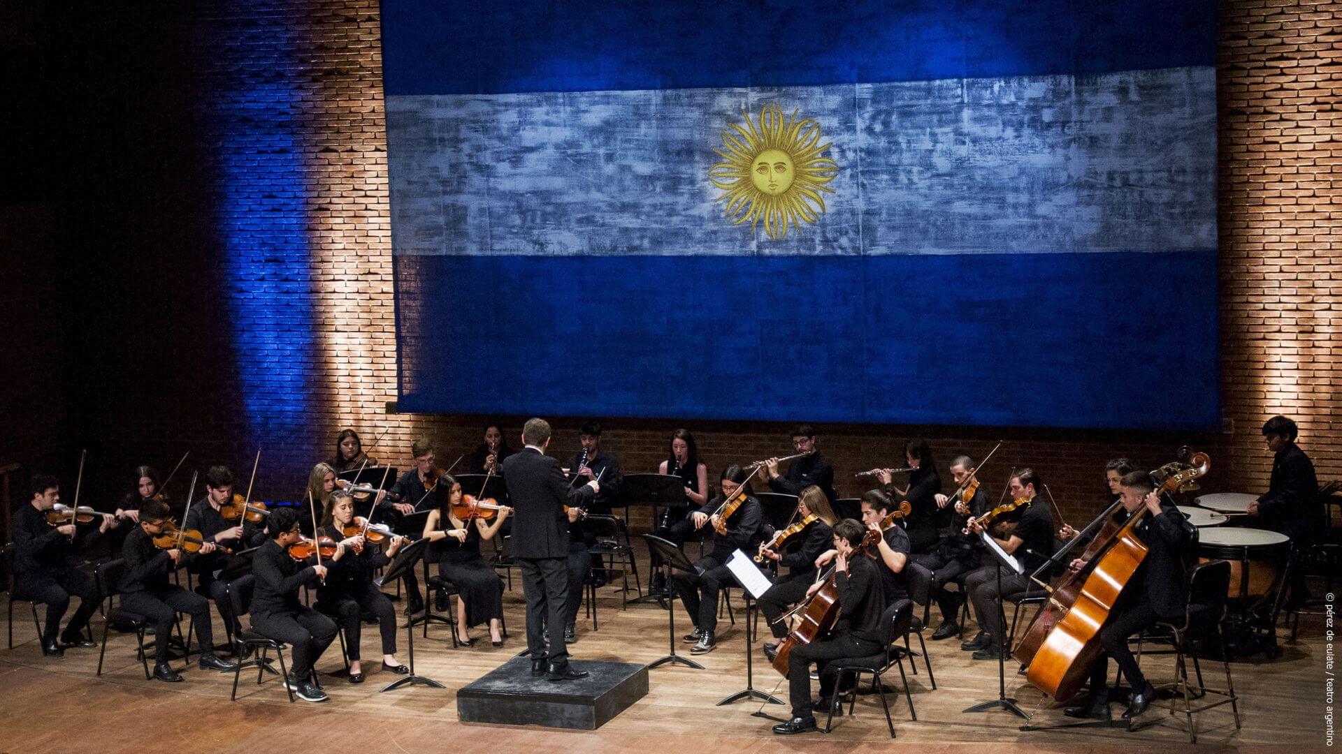 Funcion de la camerata academica del teatro argentino con bandera