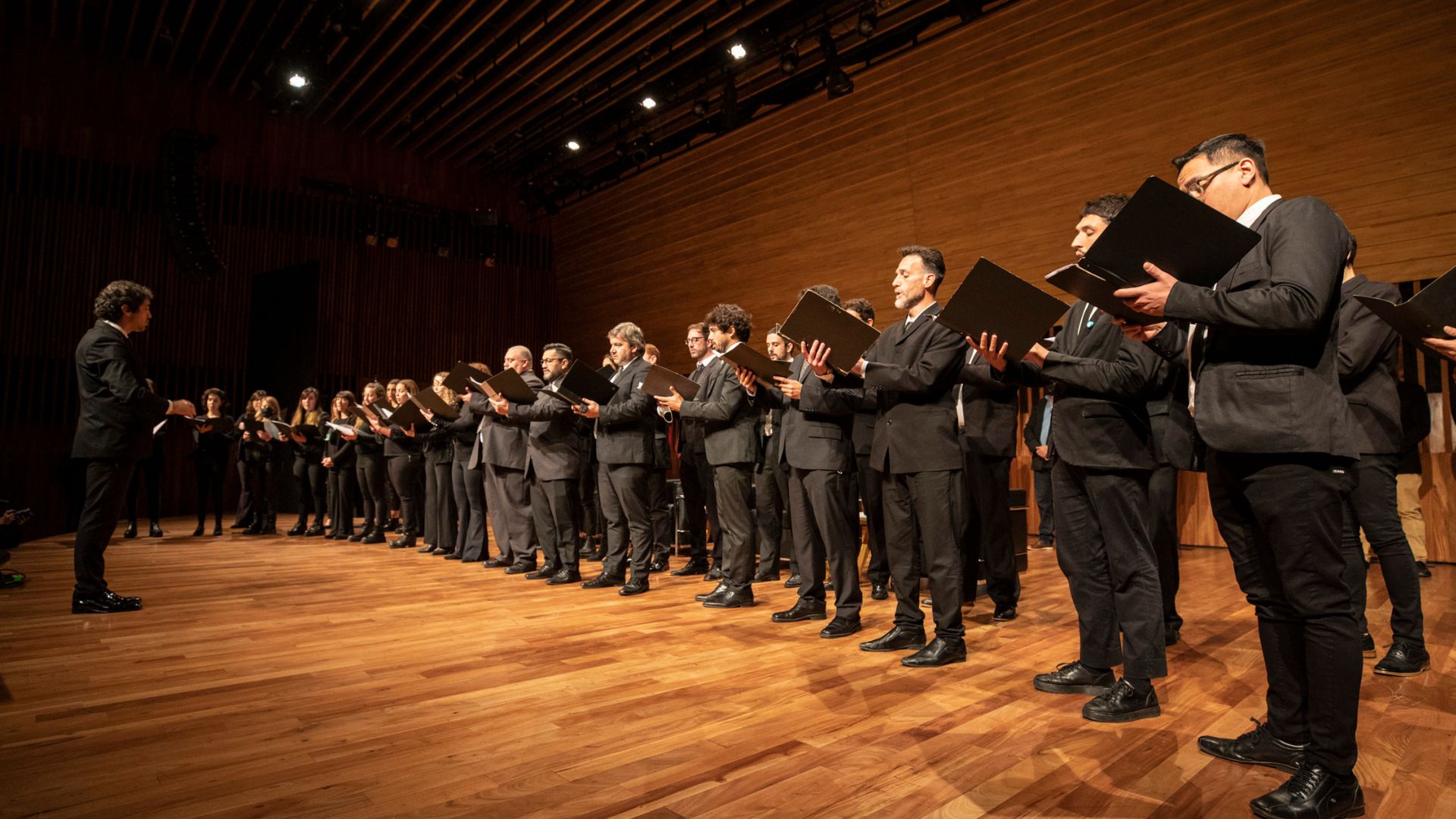 cantantes del coro nacional de música argentina en concierto
