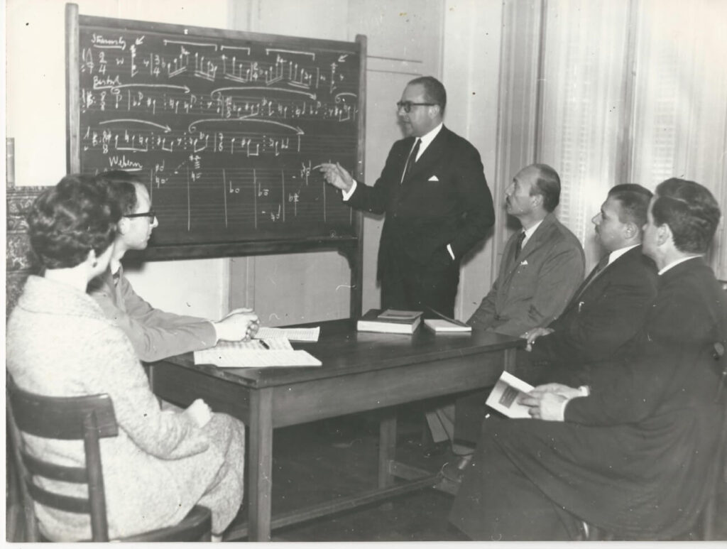 Alberto Ginastera dando clase en la UCA