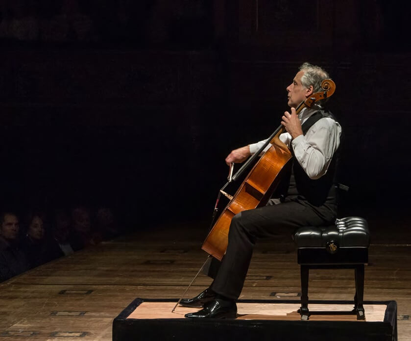 El violonchelista Pieter Wispelwey de perfil durante un concierto en el Teatro Colón